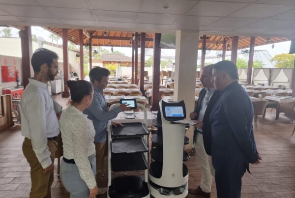 formación a los empleados en la utilización de los robots camareros